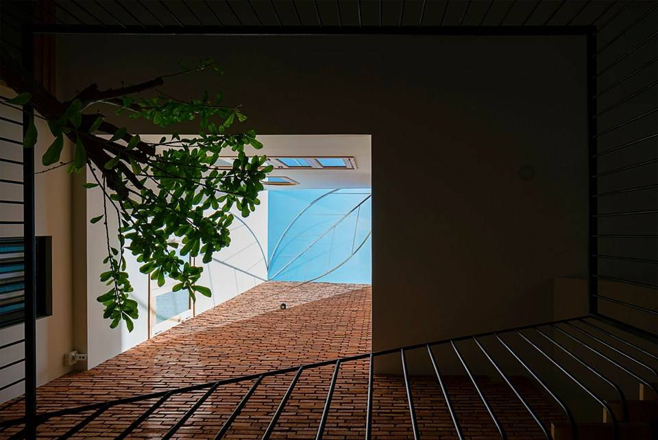 Phần mái chỗ khoảng thông tầng thiết kế cách điệu tạo điểm nhấn.