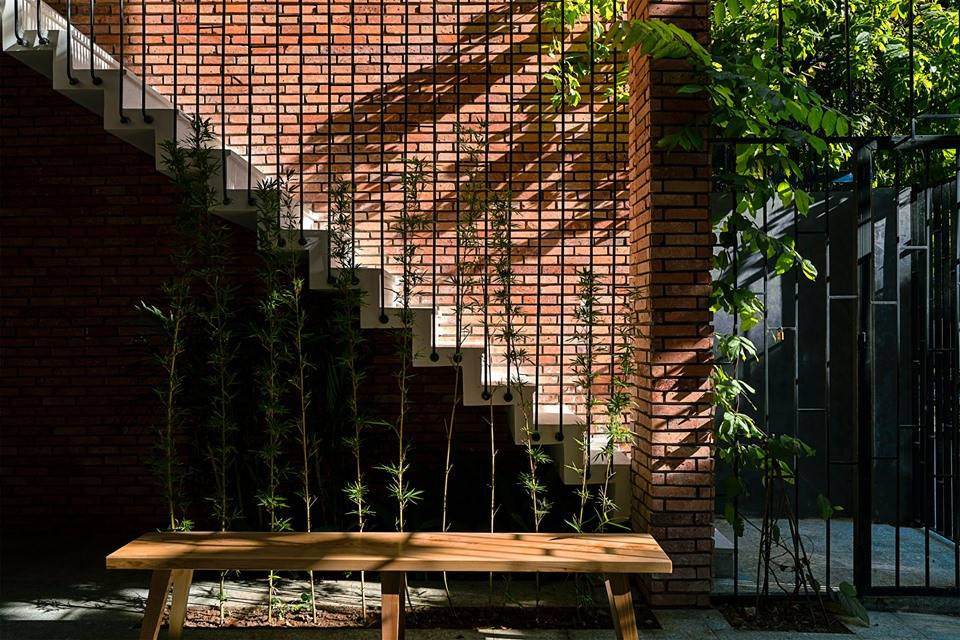 Cầu thang giữ vai trò liên kết ngôi nhà nhỏ với ngôi nhà lớn.