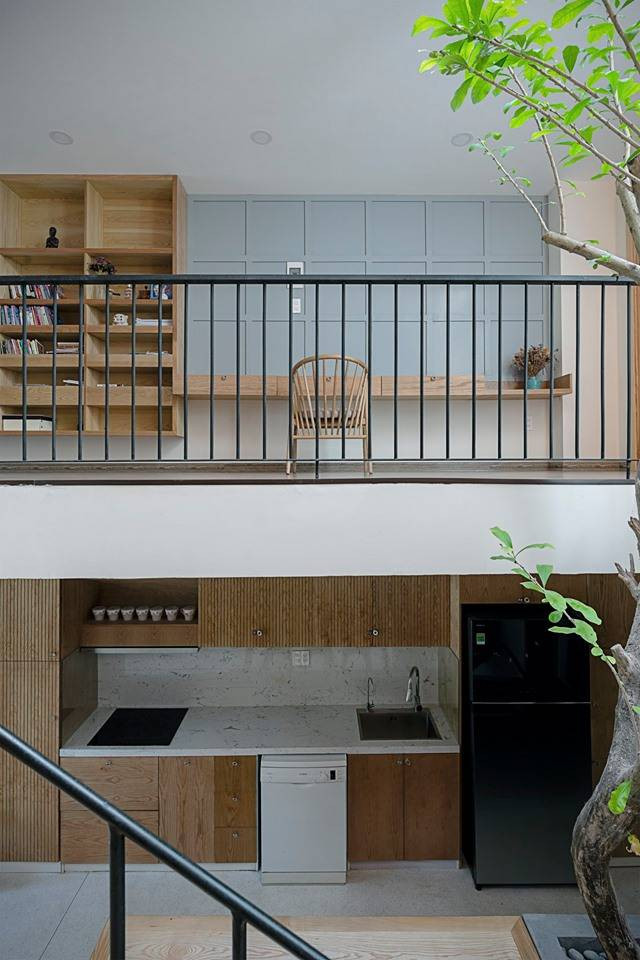 Phòng bếp bố trí gần khoảng thông tầng, gần gũi với thiên nhiên.