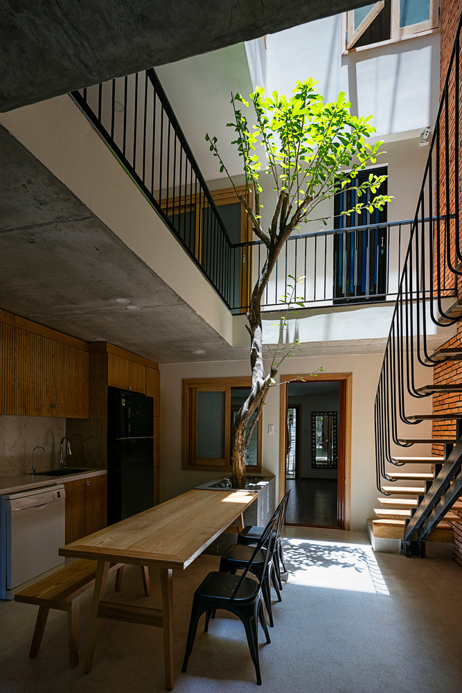 Khu vực thông tầng tạo ra nguồn sáng và gió lý tưởng cho mọi không gian trong nhà.