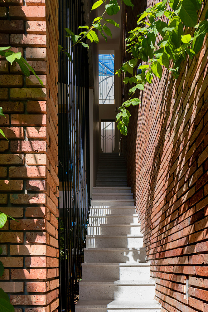 Tất cả đều được liên kết bằng cầu thang và ánh sáng thông tầng.