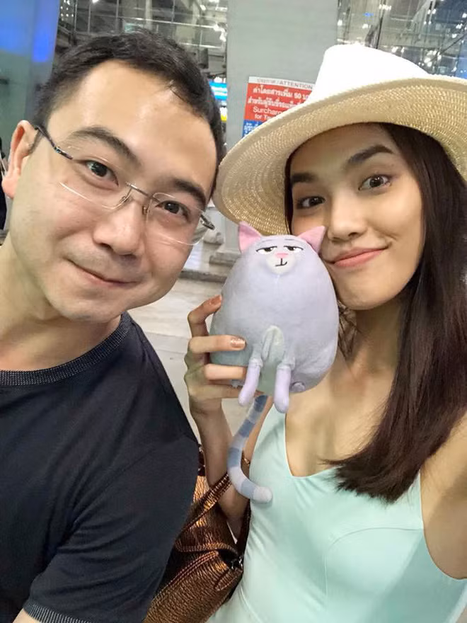 Vị doanh nhân sinh năm 1987 này là cháu nội của nữ doanh nhân Tư Hường. Ngoài ra, anh còn là cháu trai của doanh nhân Nguyễn Quốc Toàn, chồng á hậu Dương Trương Thiên Lý.