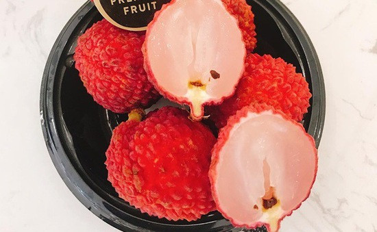 Tính ra, một quả vải Nhật Bản có giá lên tới 100.000 đồng. Ảnh: VTV.