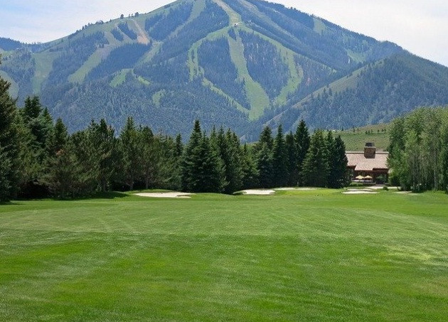 Khung cảnh núi non hùng vĩ là điểm hấp dẫn của khách sạn hạng sang này.