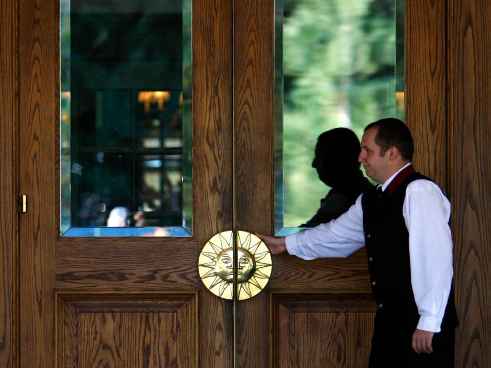 Phòng rẻ nhất tại đây với chiếc giường ngủ cỡ lớn bên trong khoảng 459 USD/đêm. Giá thuê một căn hộ có 3 phòng ngủ trong khuôn viên Sun Valley là 1.600 USD/đêm.