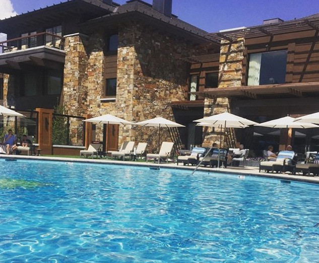 Hồ bơi ngoài trời rộng lớn là nơi để các "ông trùm" công nghệ cùng gia đình thư giãn.