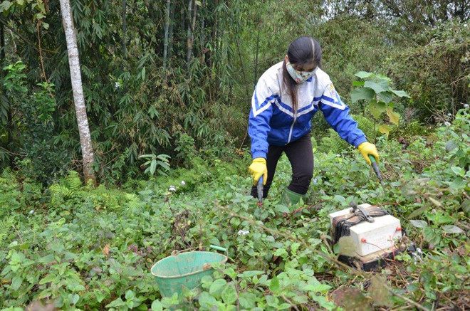 Đầu năm nay, việc thương lái Trung Quốc cho người dân mượn máy kích để cày đất dụ giun nổi lên dấy lên nhiều lo ngại. Ảnh: Otofun.