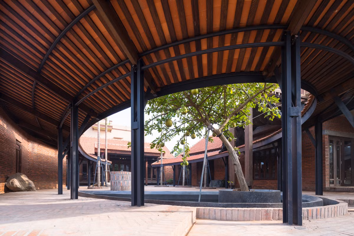 Việc chia cắt các khối nhà và tổ hợp lại giúp giữ được cảm giác – tỷ lệ của không gian làng cổ.