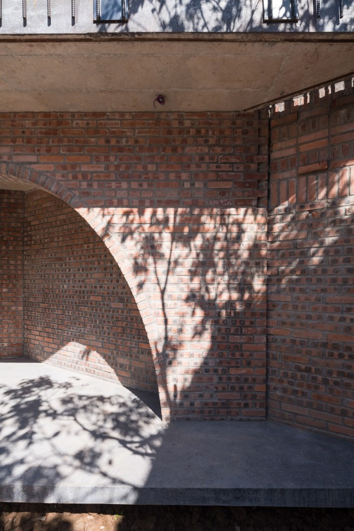 Cây cau, cây dừa, ao cá… mang lại một vẻ đẹp vừa mới, vừa nhuộm màu làng quê Bắc Bộ. Nguồn ảnh: Lab Concept.