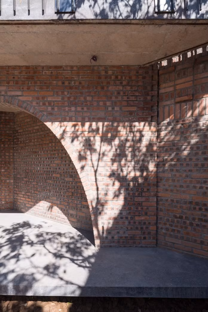 Cây cau, cây dừa, ao cá… mang lại một vẻ đẹp vừa mới, vừa nhuộm màu làng quê Bắc Bộ. Nguồn ảnh: Lab Concept.