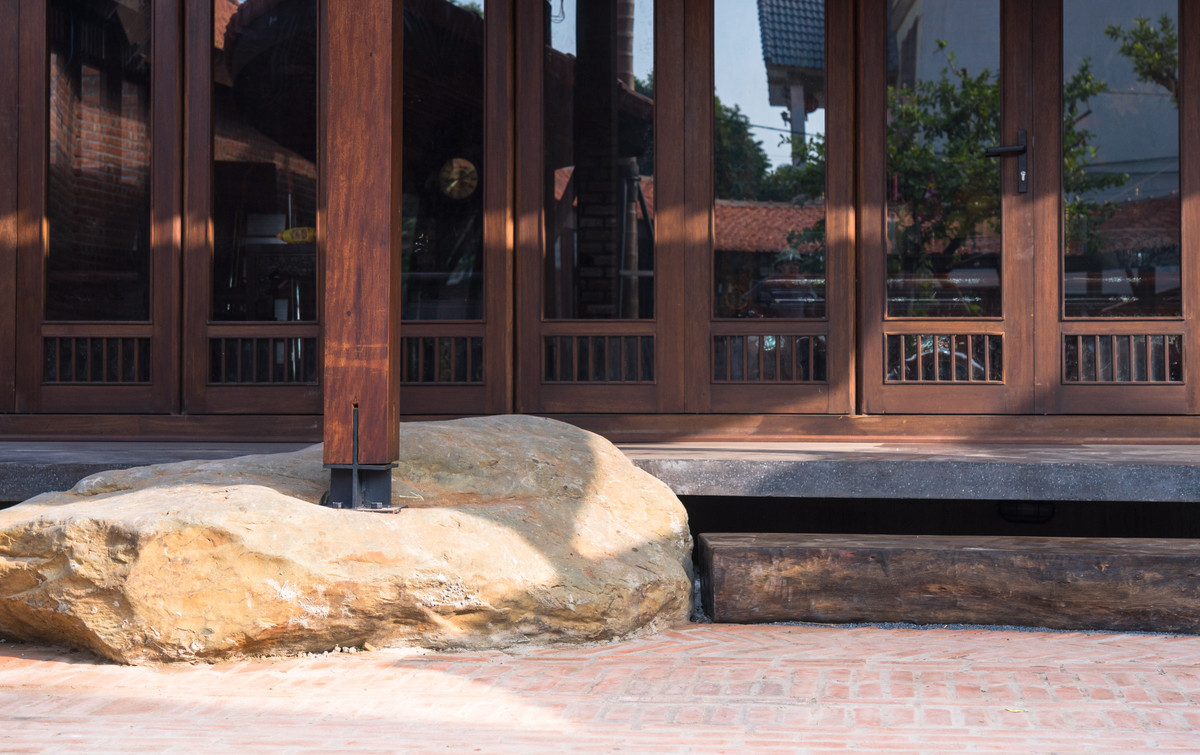 Hệ thống cửa nhà bằng gỗ chắc chắn.