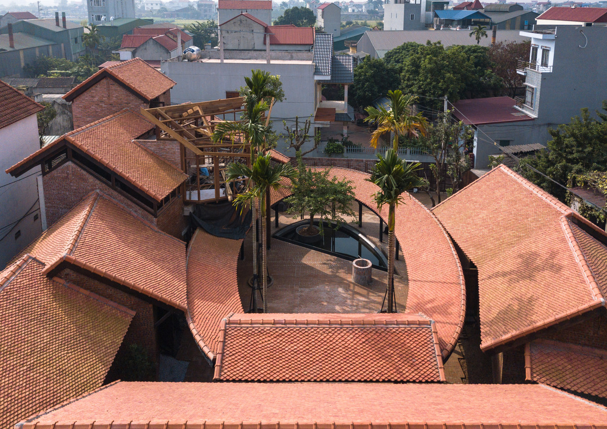 Tại không gian chung ở chính giữa khu đất tạo ra một bộ sưu tập đường làng cổ.