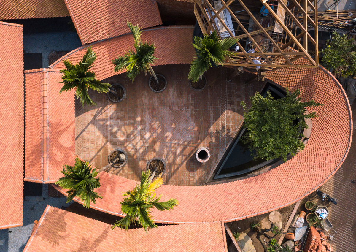 Theo yêu cầu gia chủ, ngôi nhà phải đảm bảo các chức năng: nhà thờ dòng họ, nơi sinh sống của ông bà, đòng thời cũng là nơi con cháu về tụ tập, sum vầy vào các dịp cuối tuần.