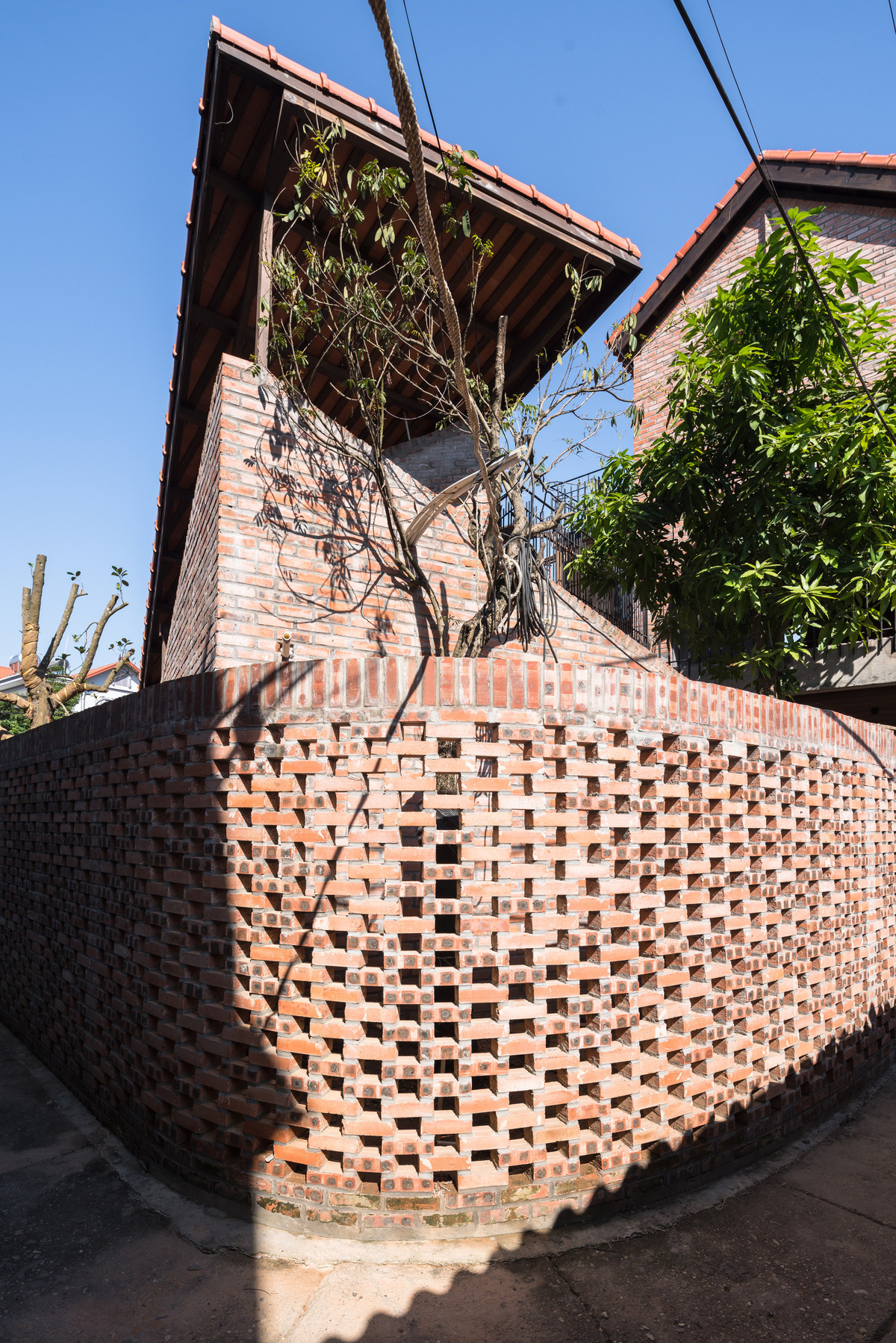 Các vật liệu quen thuộc như gạch trần, ngói đỏ... vừa mang hơi hướng làng quê, vừa có nét mới lạ.