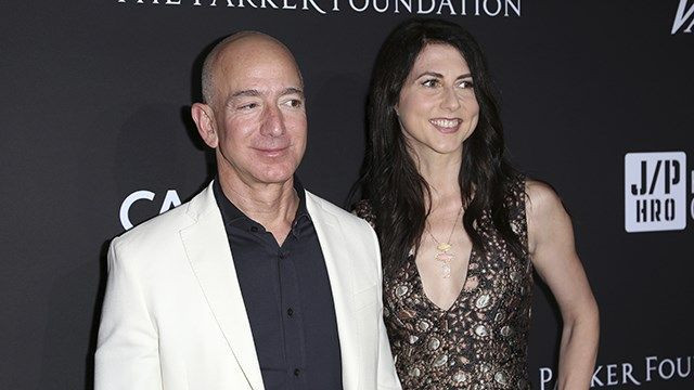 Nếu tài sản được chia đôi, tỷ phú Jeff Bezos có thể sẽ mất ngôi giàu nhất thế giới. Đây cũng sẽ là vụ ly hôn tốn kém nhất lịch sử. Ảnh: WSMV.