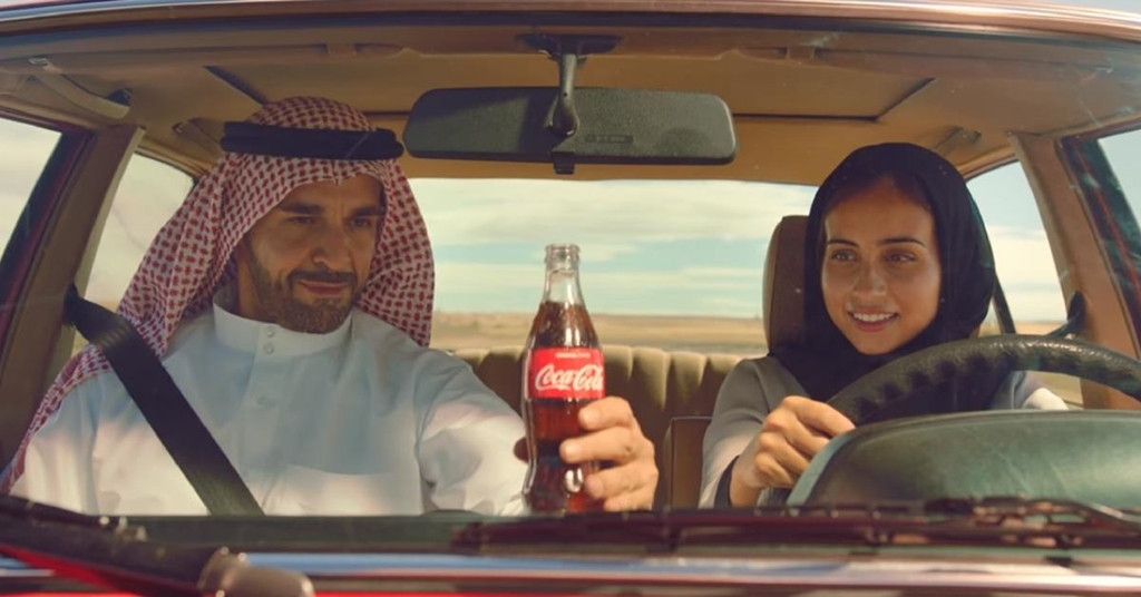 Tháng 9/2017, chính quyền Saudi Arabia ra sắc lệnh cho phép phụ nữ lái xe. Luật mới có hiệu lực từ tháng 6/2018. Tháng 11/2017, Coca-Cola tung ra video quảng cáo với hình ảnh một người cha Saudi trao chìa khóa xe hơi cho con gái. Cô gái lúng túng khi lái chiếc xe, và người cha mở một chai nước ngọt, đưa cho con gái.