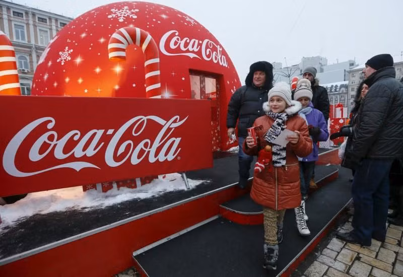 Hàng loạt chính trị gia Ukraine cùng đông đảo người dân lên tiếng công kích, thậm chí còn kêu gọi chính phủ cấm cửa sản phẩm Coca-Cola.