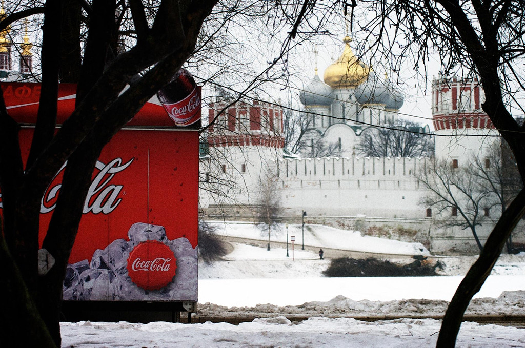 Vào ngày 30/12, trước năm mới ở Nga, Coca-Cola lần đầu phát hành bản đồ Nga không có Crimea, quần đảo Kuril mà Nga tranh chấp với Nhật Bản và Kaliningrad trên Vkontakte (mạng xã hội giống với Facebook của Nga).