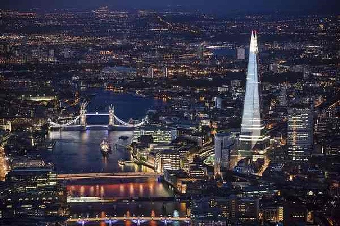 The Shard là tòa nhà cao 95 tầng ở London (Anh), được ví như một ngọn tháp điêu khắc nổi lên từ dòng sông Thames.