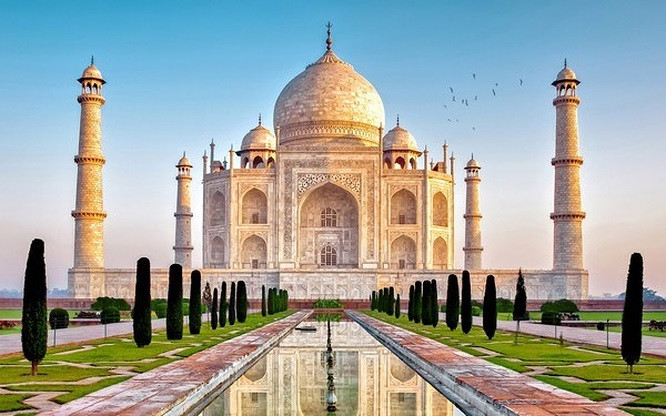 Đền Taj Mahal được làm bằng đá cẩm thạch trắng nằm ở bờ sông Yamuna ở Agra, Ấn Độ. Màu sắc của Taj Mahal thay đổi từ màu hồng vào buổi sáng, màu trắng sữa vào buổi tối và vàng nhạt vào ban đêm.