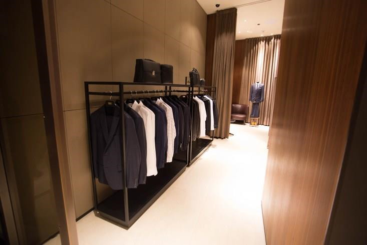 Các quý ông cũng có thể sắm cho mình một bộ vest lịch lãm của thương hiệu Hugo Boss tại đây. Ảnh: Points From The Pacific.