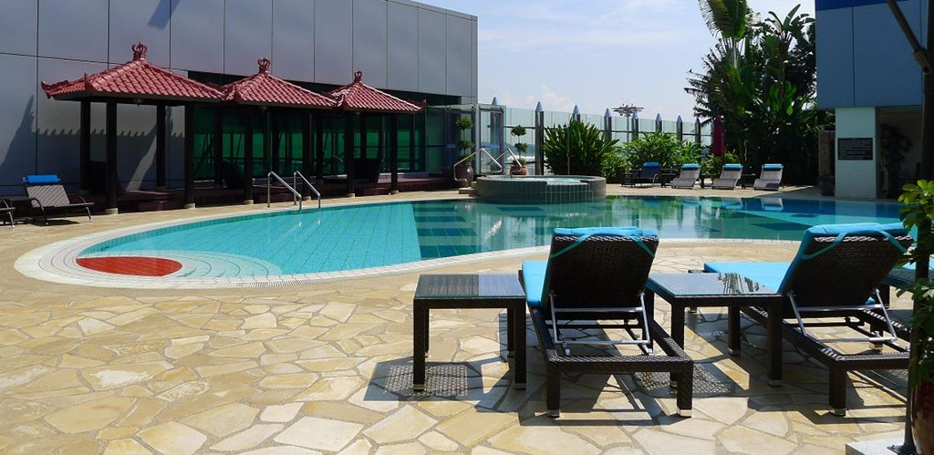 Đặc biệt, những hành khách chờ quá cảnh còn có cơ hội được sử dụng các thiết bị hiện đại của khách sạn Aerotel Airport Transit với bồn tắm nước nóng và ghế tắm nắng. Ảnh: Now Boarding Changi Airport.