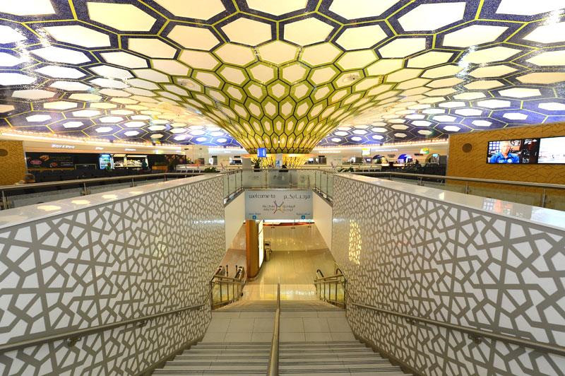 Khi đến với sân bay tại UAE, khách hành sẽ bị choáng ngợp trước vẻ đẹp sang trọng của nó. Nơi đây được mệnh danh là “cửa ngõ đón tiếp” những triệu phú giàu có trên thế giới với nhiều phòng nghỉ VIP và những nhà hàng cao cấp. Ảnh: Duty Free Mag.