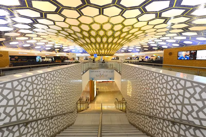 Khi đến với sân bay tại UAE, khách hành sẽ bị choáng ngợp trước vẻ đẹp sang trọng của nó. Nơi đây được mệnh danh là “cửa ngõ đón tiếp” những triệu phú giàu có trên thế giới với nhiều phòng nghỉ VIP và những nhà hàng cao cấp. Ảnh: Duty Free Mag.