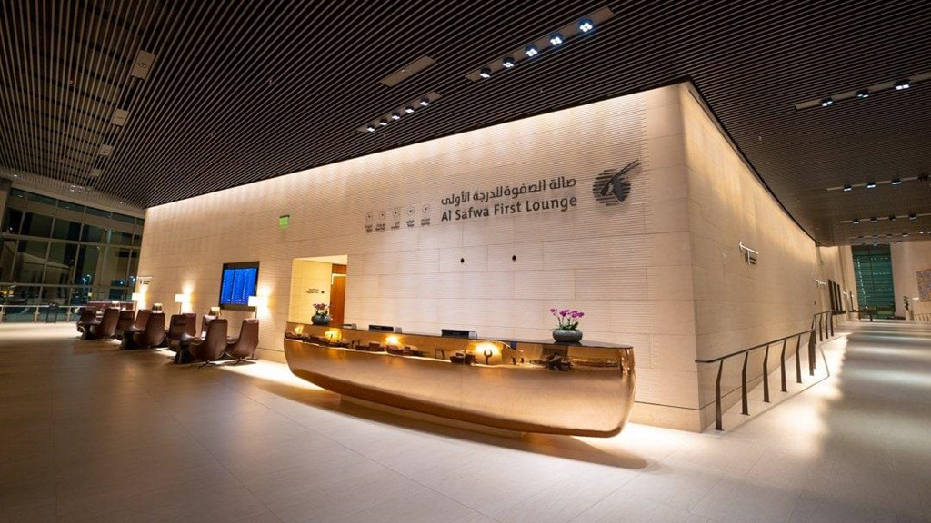 Đây là phòng chờ hạng nhất Al Safwa nằm trong khuôn viên sân bay quốc tế Hamad tại thủ đô Doha (Qatar). Trong thời gian nghỉ ngơi, hành khách sẽ có cơ hội được trải nghiệm những dịch vụ cao cấp không thua kém gì so với khách sạn 5 sao. Ảnh: Flighthacks.