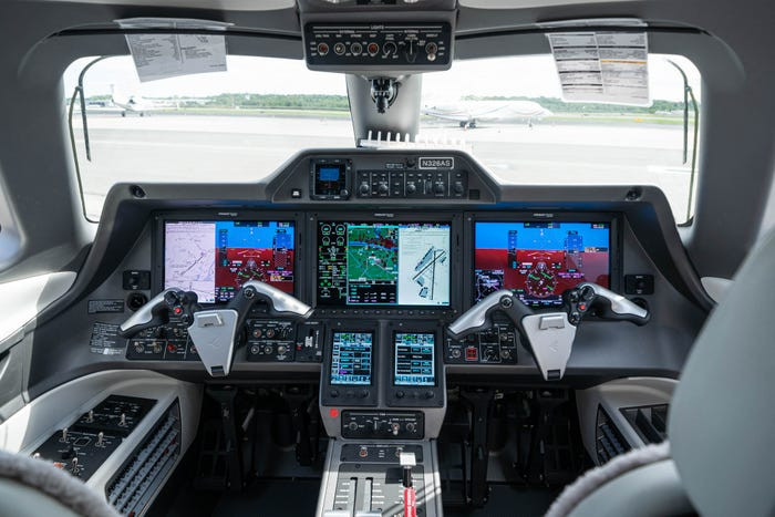 Buồng lái với màn hình cảm ứng hiện đại.