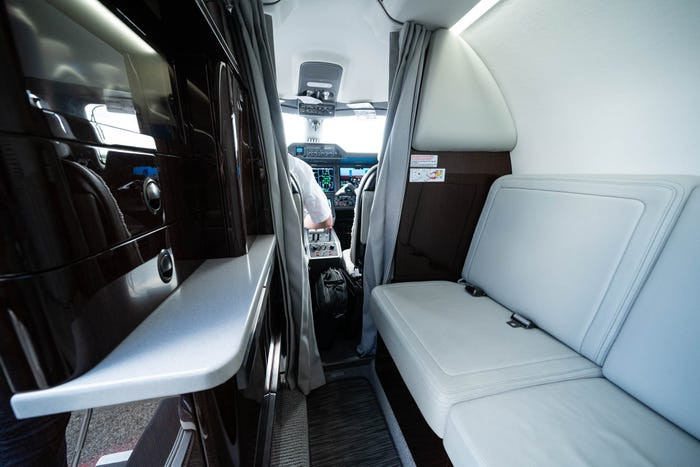 Rẽ trái, hành khách sẽ thấy máy làm lạnh đồ uống và quẩy bar (giống như một bếp nhỏ) và buồng lái.