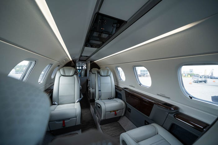 Trong cabin cũng có cửa lớn, cho phép lấy ánh sáng tối đa.