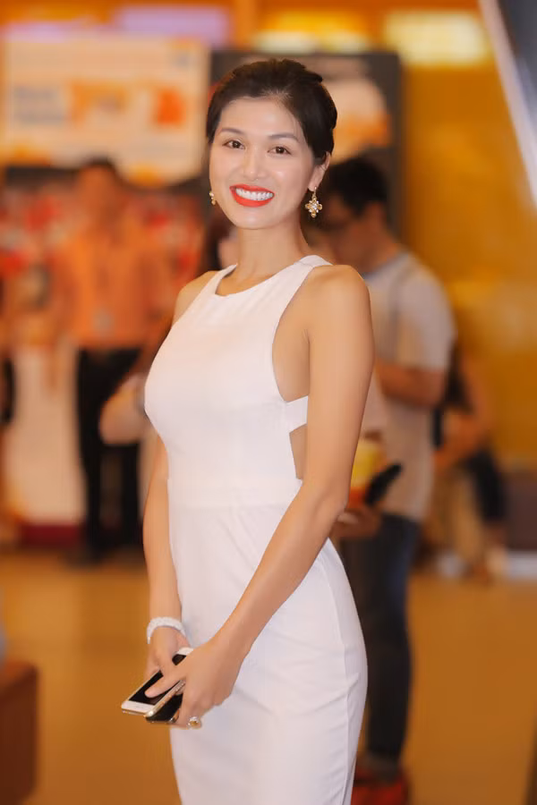 Người đẹp từng lọt Chung kết Hoa hậu Việt Nam 2008, Top 15 Hoa hậu Thế giới người Việt 2010 và giành ngôi vị cao nhất tại cuộc thi Hoa hậu Thế giới toàn cầu 2015 tổ chức ở Philippines.