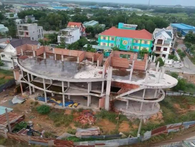 Căn biệt thự đang trong giai đoạn xây dựng và hoàn thiện.