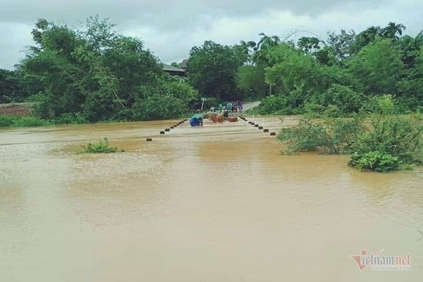 Ha Tinh: Thuy dien xa nuoc cuon troi cau, dan tat ta om lon, ga chay lu-Hinh-2