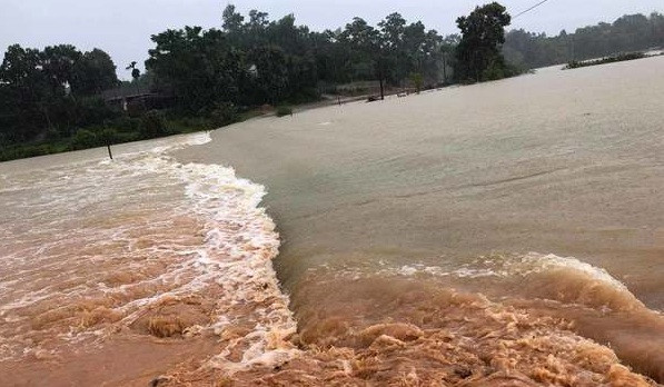 Ha Tinh: Thuy dien xa nuoc cuon troi cau, dan tat ta om lon, ga chay lu