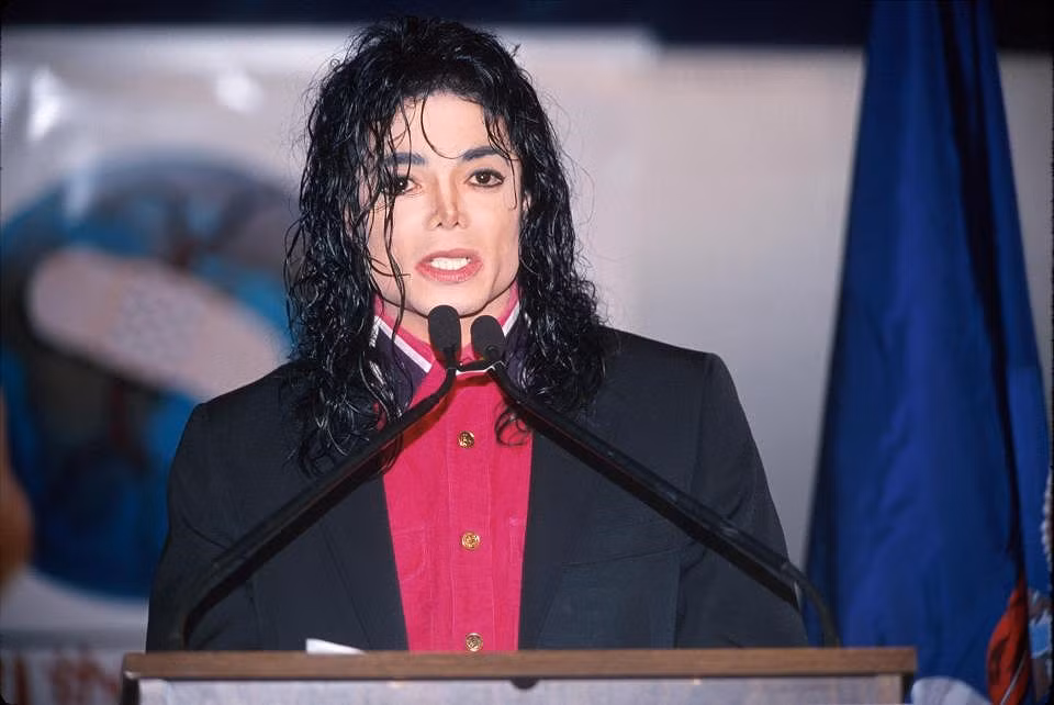 Tại một phiên tòa xét xử cáo buộc lạm dụng tình dục trẻ em của Michael năm 2005, ông đã được tuyên vô tội.