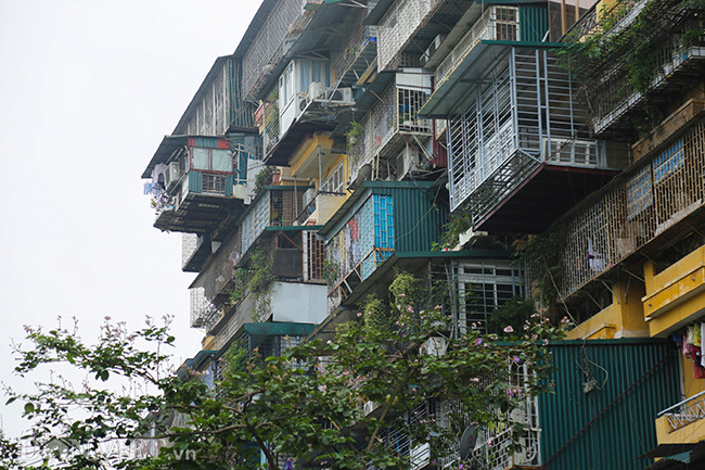 Theo người dân sống xung quanh chung cư cho biết, "chuồng cọp" bắt đầu mọc lên ở chung cư này từ khoảng 10 năm trước. Ban đầu chỉ có một hộ làm, sau đó các hộ khác thấy vậy cũng đua theo rồi thành phong trào.