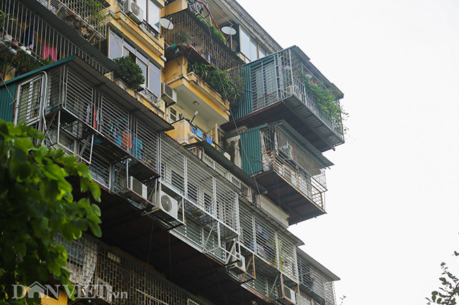 Những chiếc "chuồng cọp" nhấp nhô gây mất mỹ quan đô thị, ảnh hưởng đến chất lượng công trình và mất an toàn phòng cháy chữa cháy (PCCC). Có chiếc trên tầng 8 nhưng nhô ra ngoài những 4-5m.