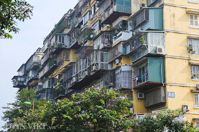 Các "chuồng cọp" hay lồng sắt này do người dân sống tại chung cư dựng nên bằng cách hàn các vật liệu như rào sắt, thanh ngang, tấm tôn lợp... lại với nhau nhằm cơi nới diện tích.