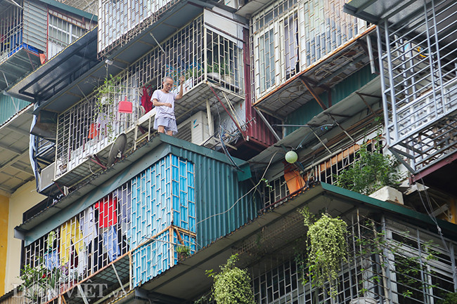 Hàng ngày, người dân vẫn thản nhiên sinh hoạt trong những chiếc lồng mọc chênh vênh, tạm bợ như vậy.