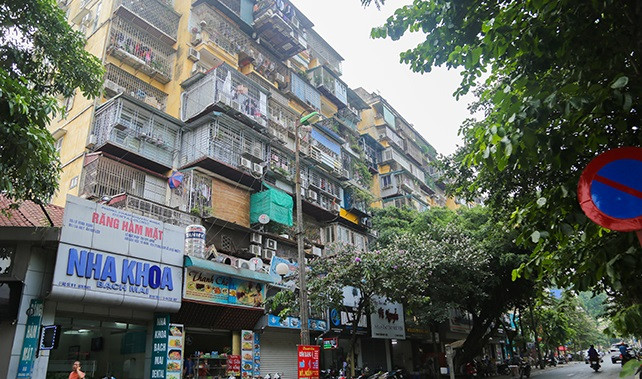 Khu chung cư A6 Giảng Võ nằm trên đường Trần Huy Liệu (quận Ba Đình, Hà Nội) nhiều năm gần đây trở nên biến dạng với hệ thống "chuồng cọp" được khoác thêm bên ngoài các căn hộ, phủ kín xung quanh mặt tiền của tòa nhà.