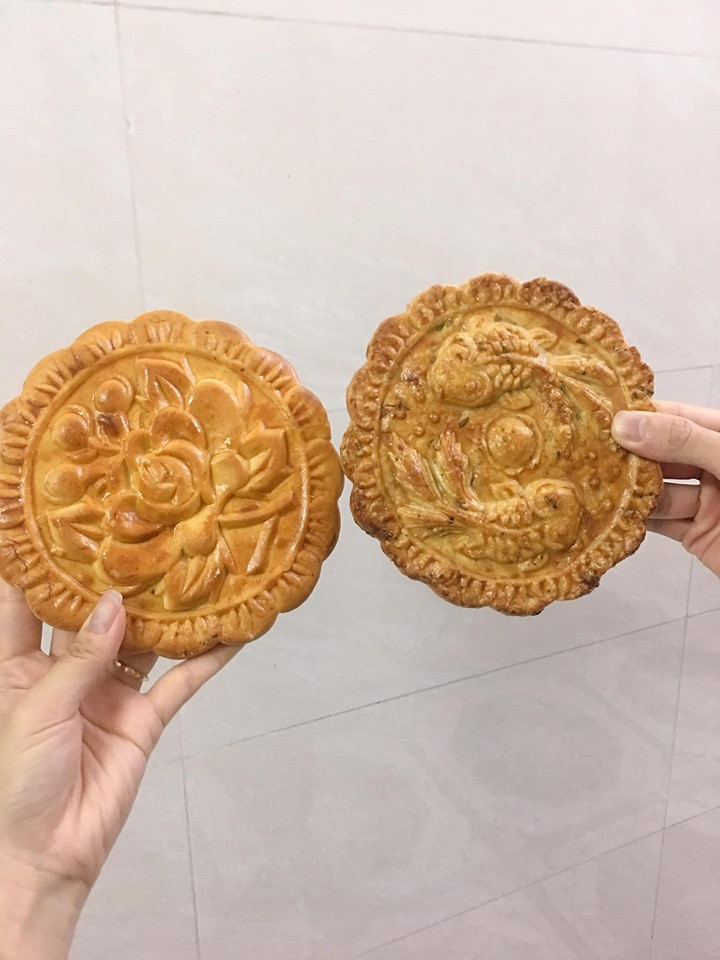 Nhìn bên ngoài, bánh trung thu này không khác nhiều so với các loại bánh khác. Tuy nhiên, vỏ bánh không nhân rất giòn. Ảnh: FB Linh Bon.