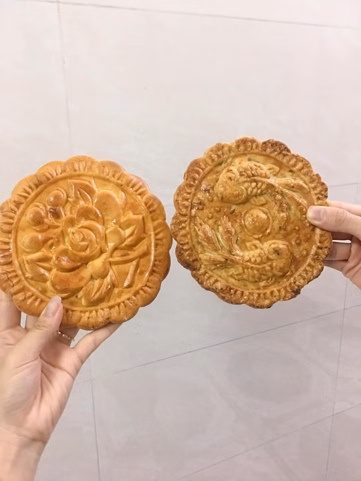 Nhìn bên ngoài, bánh trung thu này không khác nhiều so với các loại bánh khác. Tuy nhiên, vỏ bánh không nhân rất giòn. Ảnh: FB Linh Bon.