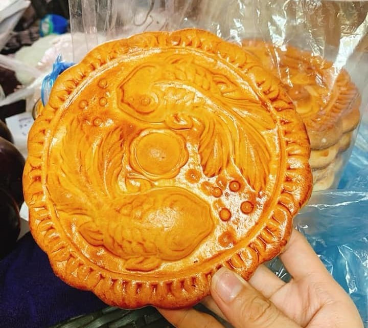 Nếu bánh trung thu truyền thống là kết hợp giữa các loại nguyên liệu làm nhân, từ mứt gừng, mứt bí, lạp xưởng, trứng muối…thì món bánh trung thu không nhân lại là hình ảnh của sự đơn giản. Ảnh: Laodongthudo.