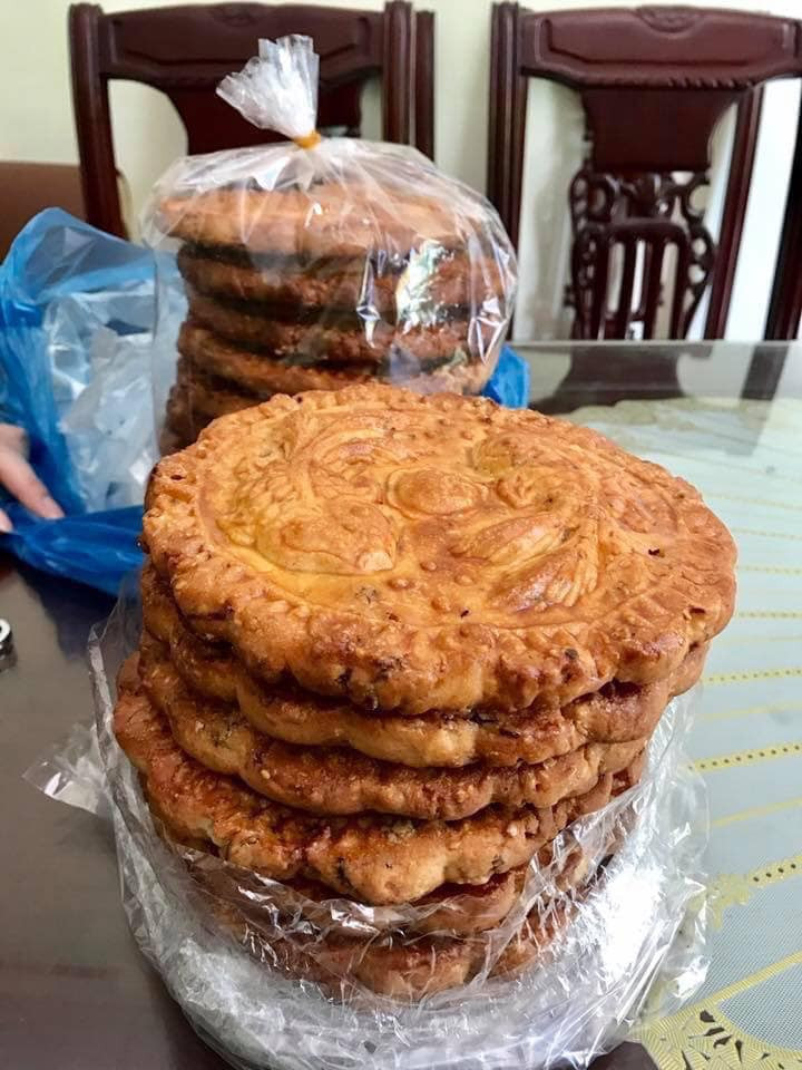 Theo một số người bán, bánh trung thu không nhân nhập từ lò bánh thủ công nên hạn sử dụng ít ngày. Ảnh: FB Linh Bon.