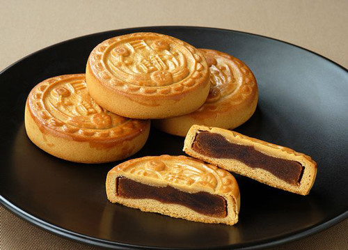 Cũng như chị Hồng, cô Lan (Cầu Giấy, Hà Nội) cũng thích bánh trung thu ít nhân hoặc không nhân, ăn cho đỡ ngán. Ảnh: Zing.