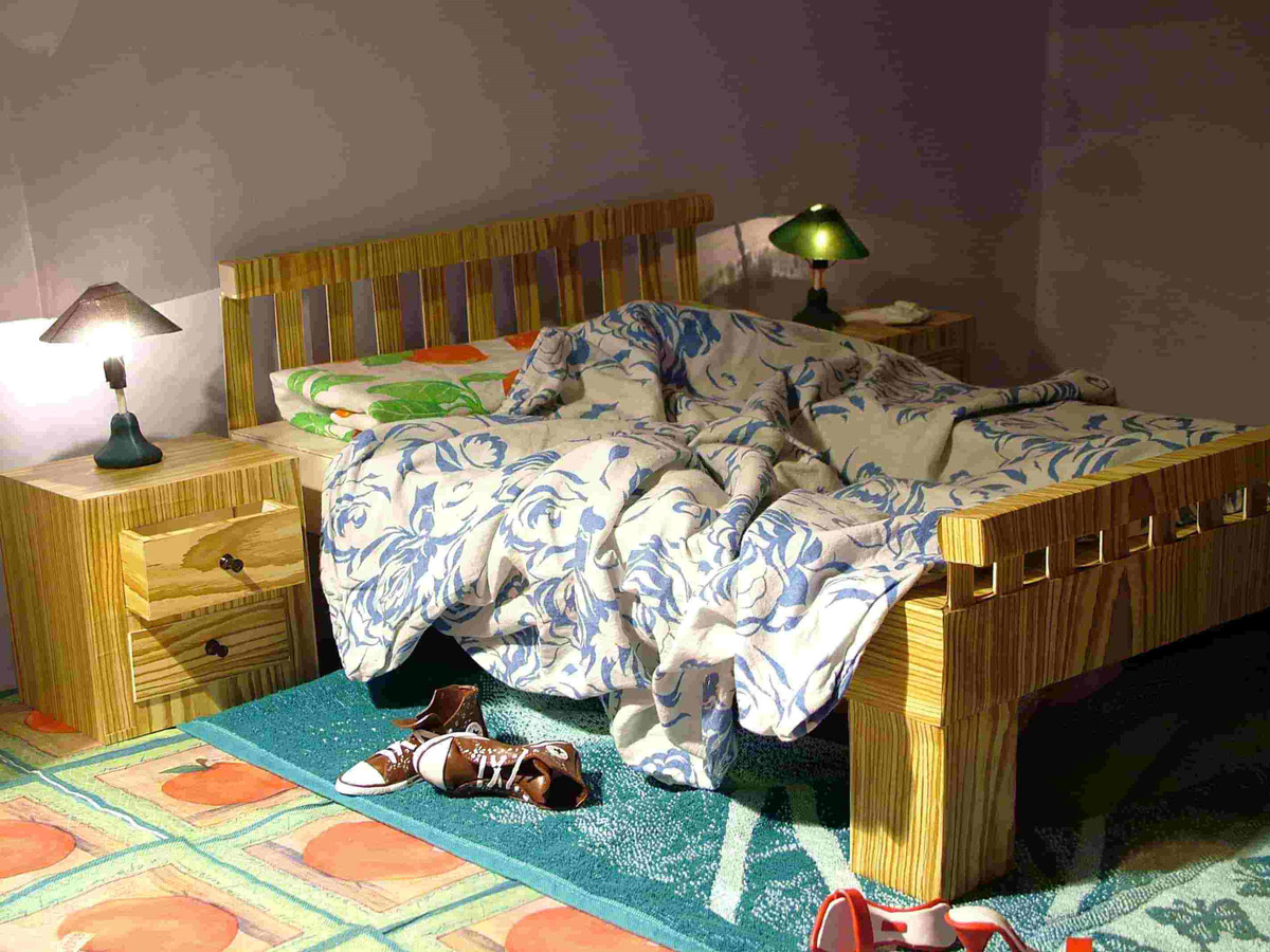 Mảnh vỡ, đồ vụn vặt cũ: Nếu đặt quá nhiều những mảnh vỡ vụn, hoặc những đồ dùng đã lâu không dùng đến ở dưới gầm giường ngủ thì sẽ có nhiều chuyện xảy ra như chuyện tình cảm gặp rắc rối, tiền bạc bị rò rỉ, bị kẻ tiểu nhân làm hại. Đặc biệt, tình cảm vợ chồng ngày một xa cách, lạnh nhạt, mối quan hệ của các thành viên trong gia đình sẽ trở nên bất hòa, có nhiều mâu thuẫn.