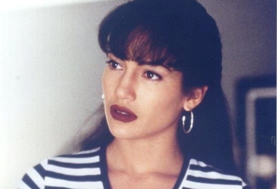 Khi mới 18 tuổi, Jennifer Lopez muốn trở thành một vũ công trong khi mẹ cô lại muốn cô học đại học. Sự bất đồng này đã khiến cô gái trẻ chuyển ra ngoài sống. Từ đó, cuộc sống của cô loanh quanh với chiếc ghế sofa trong phòng tập nhảy. Vài tháng sau, Lopez theo đuổi sự nghiệp nhảy múa của mình ở châu Âu. Sau đó, cô trở thành một nữ vũ công chuyên nghiệp. Theo Forbes, đến nay Lopez sở hữu tài sản 400 triệu USD. Ảnh: Getty Images