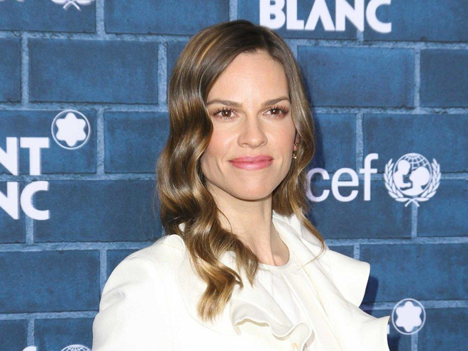 Hilary Swank - nữ diễn viên từng đoạt 2 giải Oscar trước tuổi 30 - phải sống cảnh nay đây mai đó khi cô mới theo đuổi sự nghiệp diễn xuất. “Tôi có một người bạn bán nhà. Bạn biết đấy, nơi đó không có đồ đạc, nhưng bạn có thể ở đó vào ban đêm, và sẽ phải rời đi vào sáng sớm. Tôi ngủ trên một chiếc đệm không khí. Tôi thổi phồng nó lên để ngủ vào buổi tối và nhanh chóng thu gọn nó lại khi thức dậy”, nữ diễn viên kể. Ảnh: Getty Images.